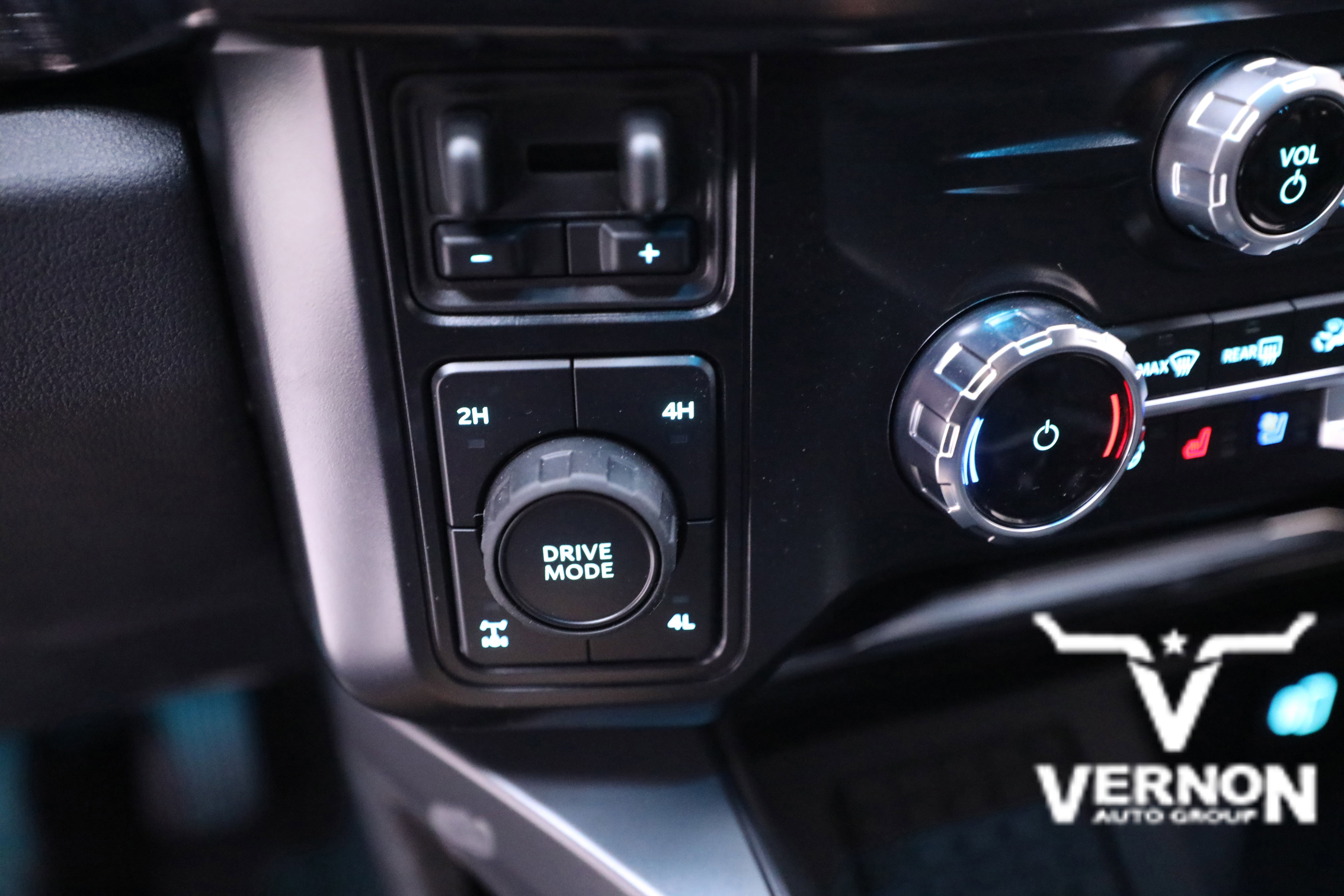 New 2026 Ford F250 Lariat w/ Black Appearance Package image 24