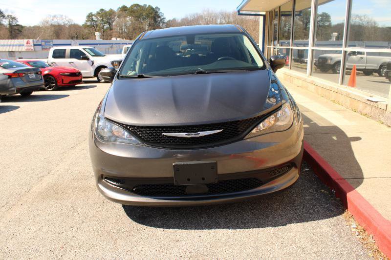 Used 2022 Chrysler Voyager LX image 2