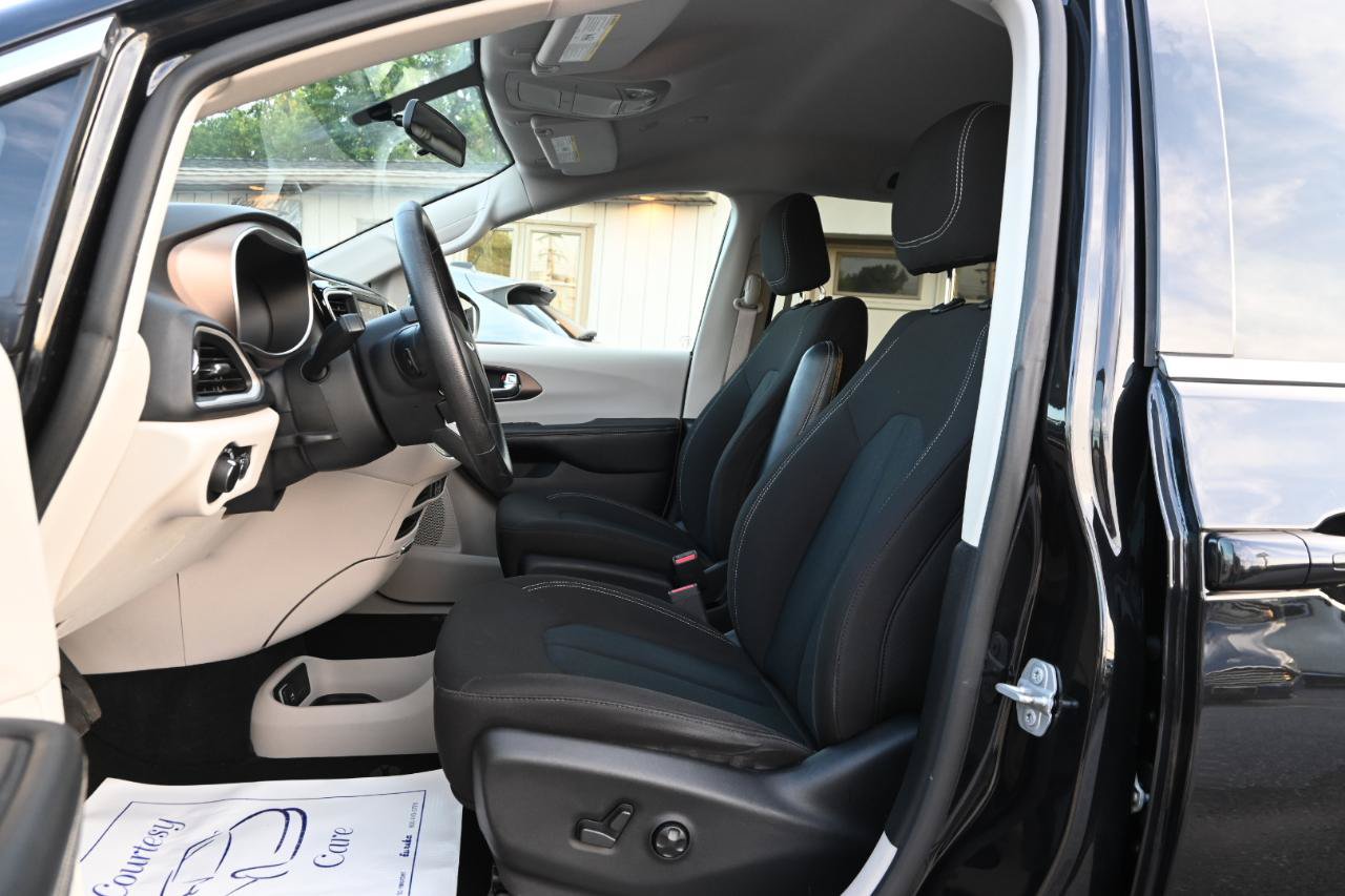 Used 2021 Chrysler Voyager LX FWD image 19