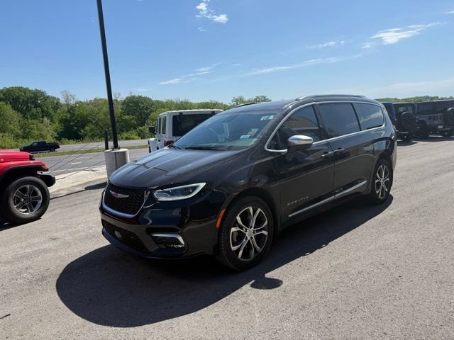 Used 2025 Chrysler Pacifica Pinnacle w/ Trailer Tow Group AWD/4WD image 7