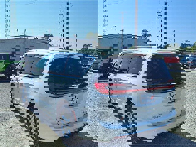 New 2026 Chrysler Pacifica Select image 3