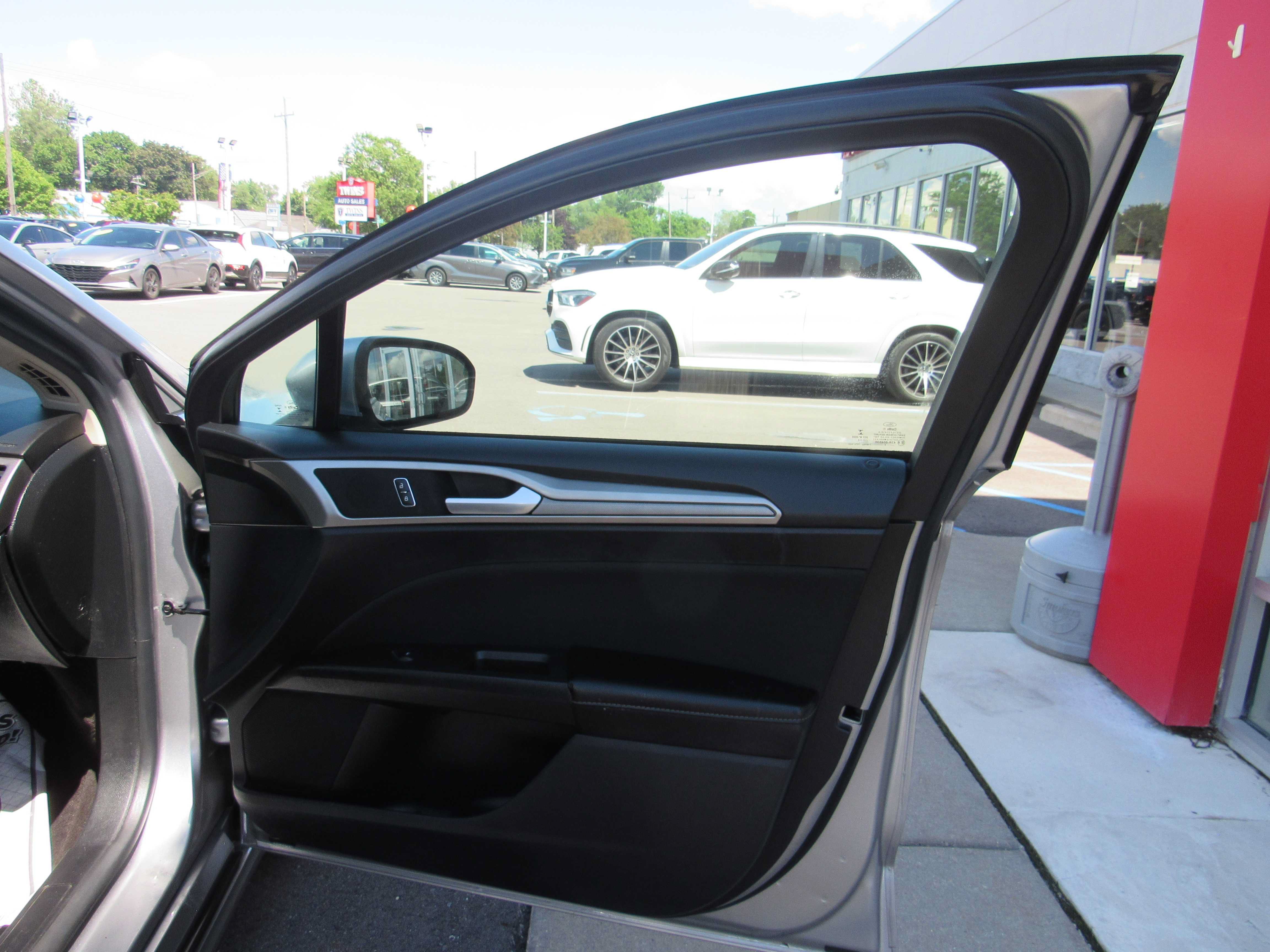 Used 2020 Ford Fusion SE FWD image 10