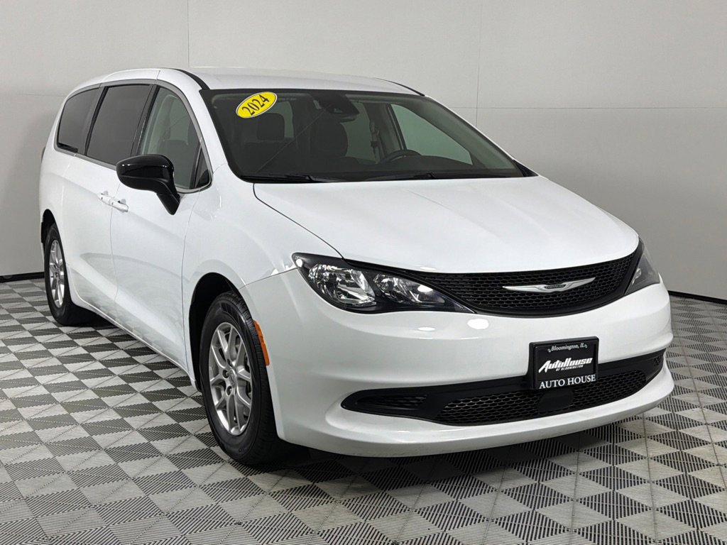Used 2024 Chrysler Voyager LX FWD image 3