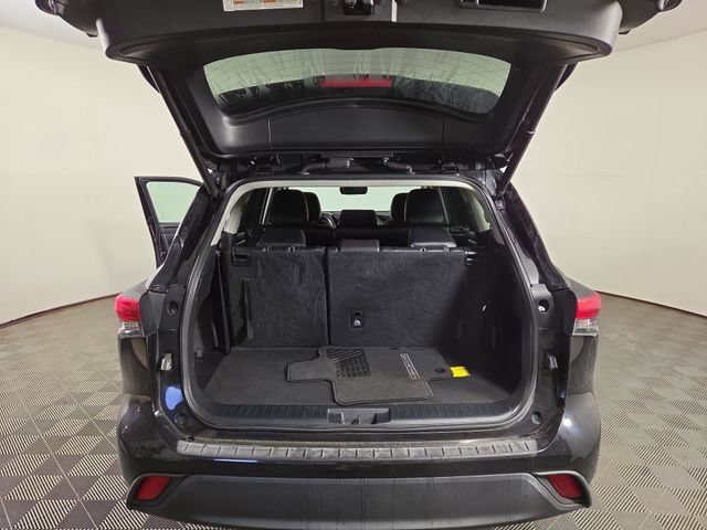 Used 2022 Toyota Highlander XLE FWD image 33