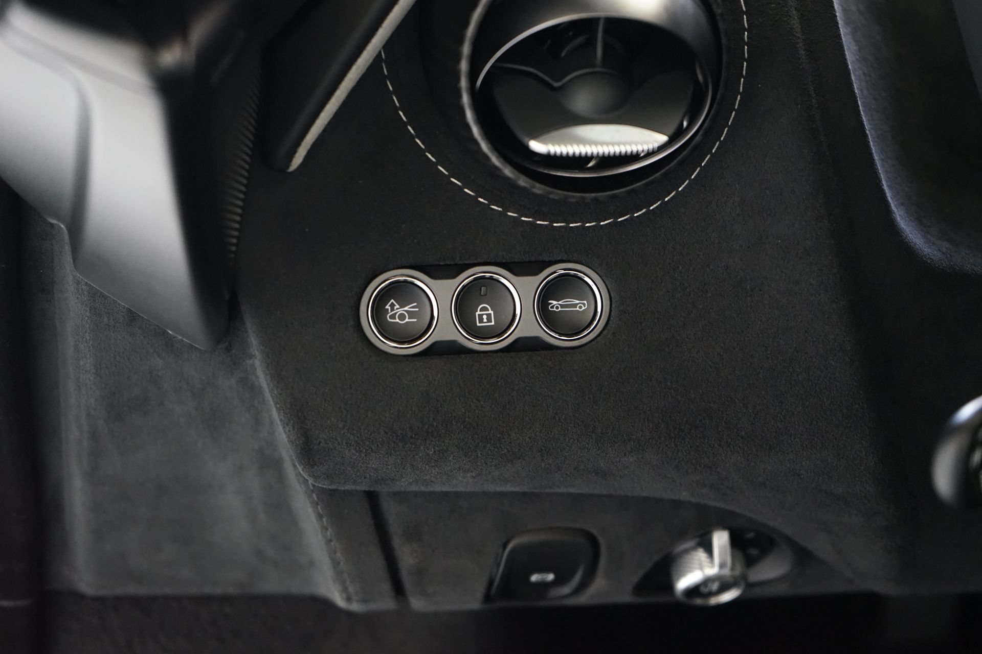 Used 2024 McLaren 750S RWD image 33