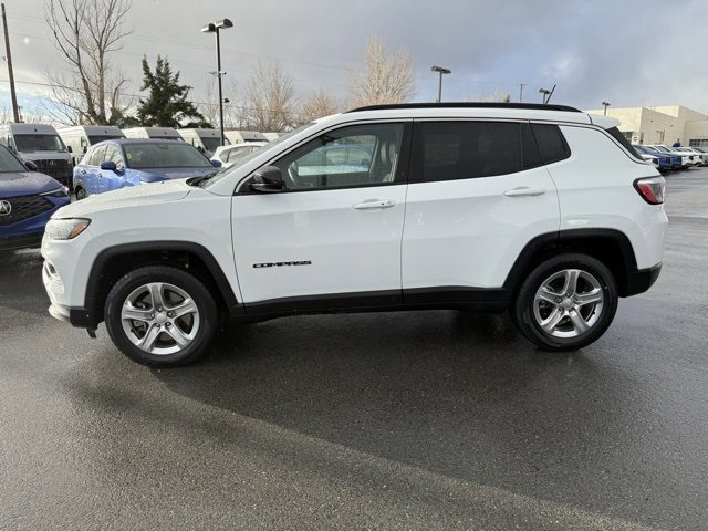 Used 2024 Jeep Compass Latitude image 9