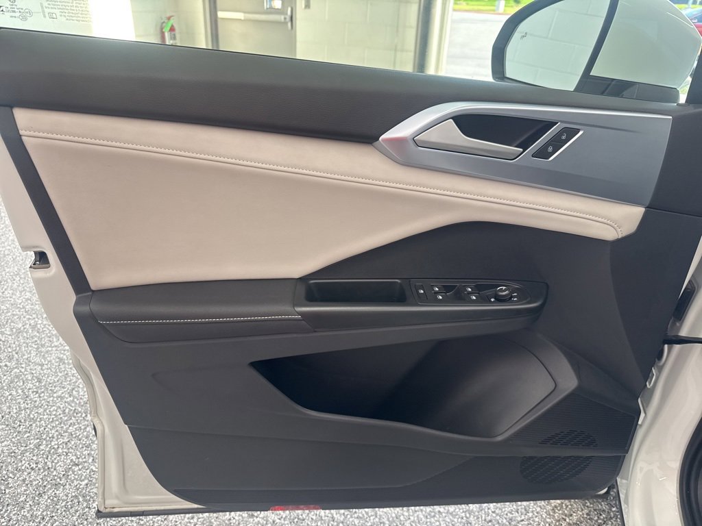 Certified 2025 Volkswagen Taos SE image 10