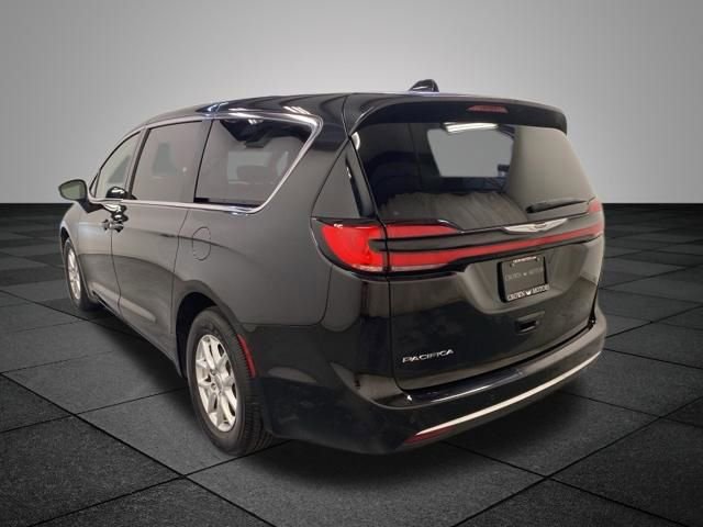 Used 2023 Chrysler Pacifica Touring-L FWD image 4