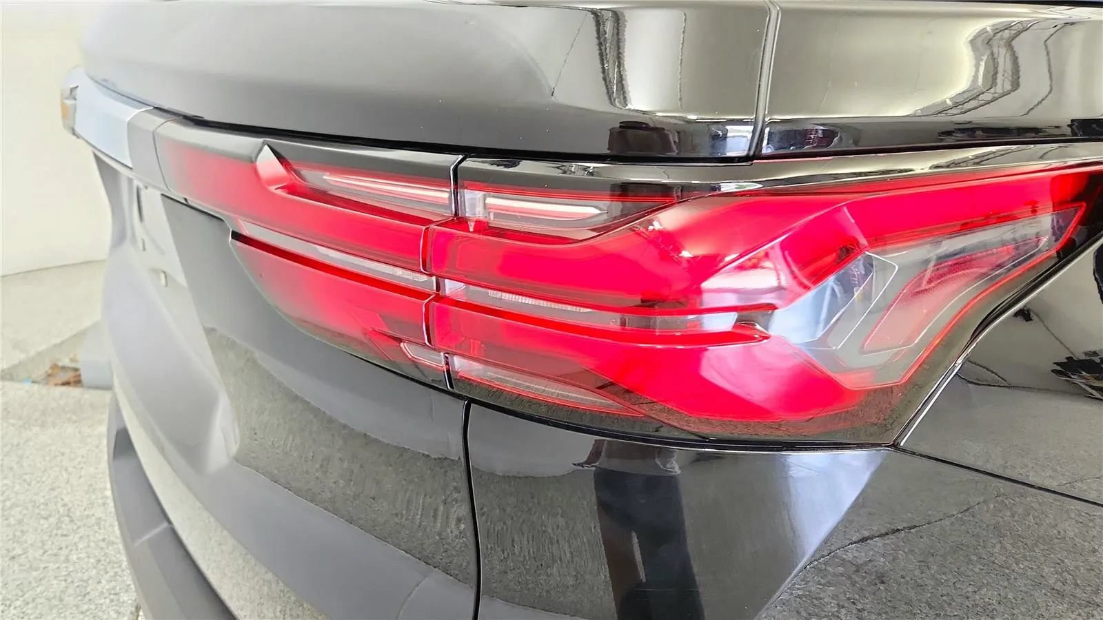 Used 2023 Chevrolet Traverse LT FWD image 16