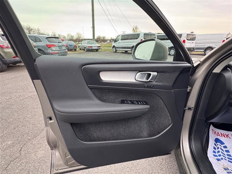 Used 2022 Volvo XC40 T4 Momentum FWD image 32