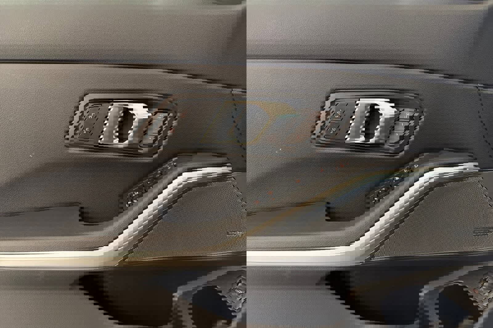 Used 2025 BMW 330i Sedan w/ Premium Package image 12