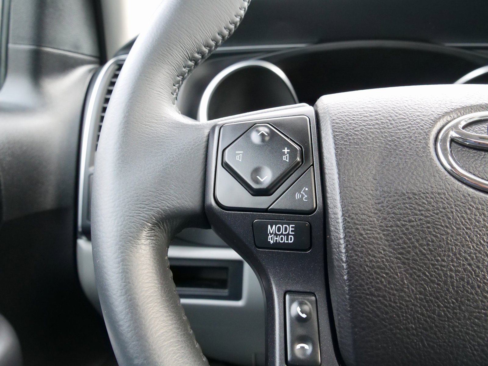 Used 2022 Toyota Sequoia SR5 image 23