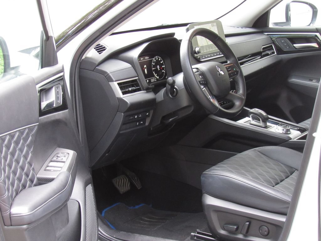 Used 2024 Mitsubishi Outlander 4WD Plug-In Hybrid image 9