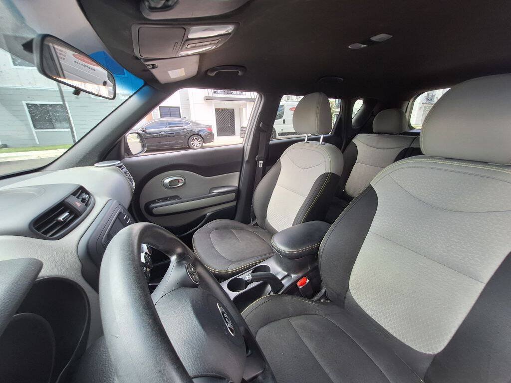 Used 2016 Kia Soul + FWD image 16