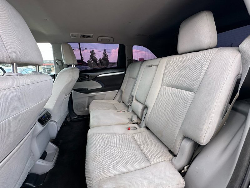 Used 2017 Toyota Highlander LE FWD image 14