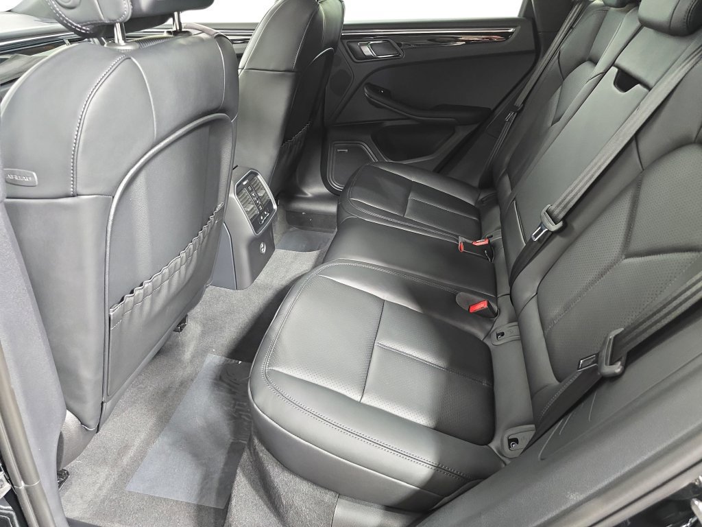 Certified 2026 Porsche Macan AWD/4WD image 24