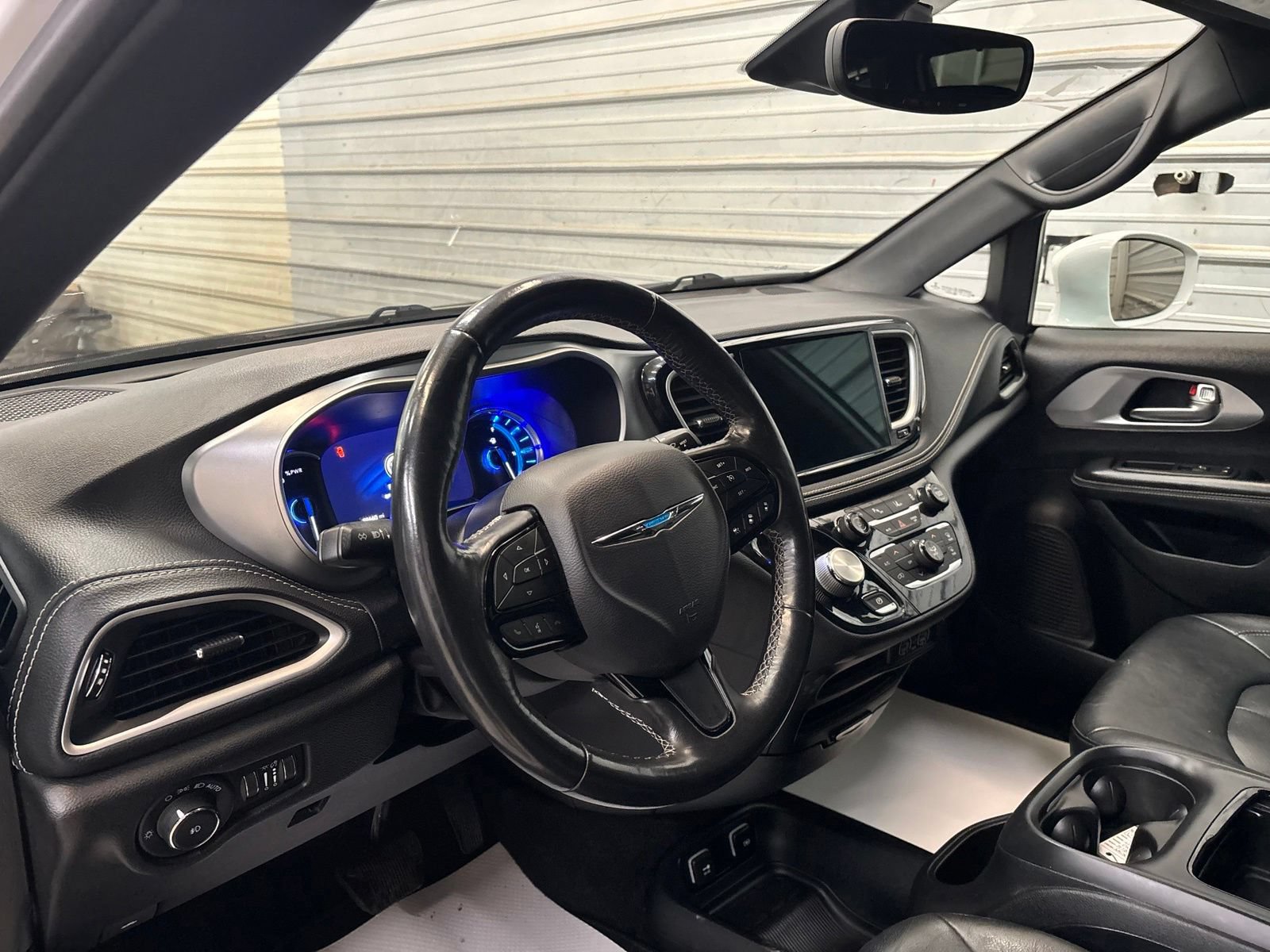 Used 2021 Chrysler Pacifica Touring-L w/ S Appearance Package FWD image 10