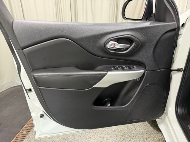 Used 2017 Jeep Cherokee Overland w/ Technology Group AWD/4WD image 20