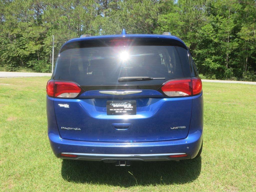 Used 2018 Chrysler Pacifica Limited w/ Tire & Wheel Group FWD image 7