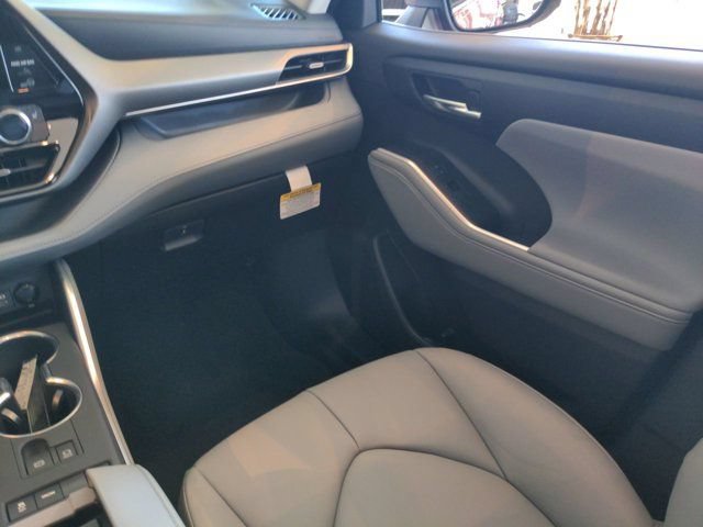 Used 2022 Toyota Highlander XLE FWD image 15