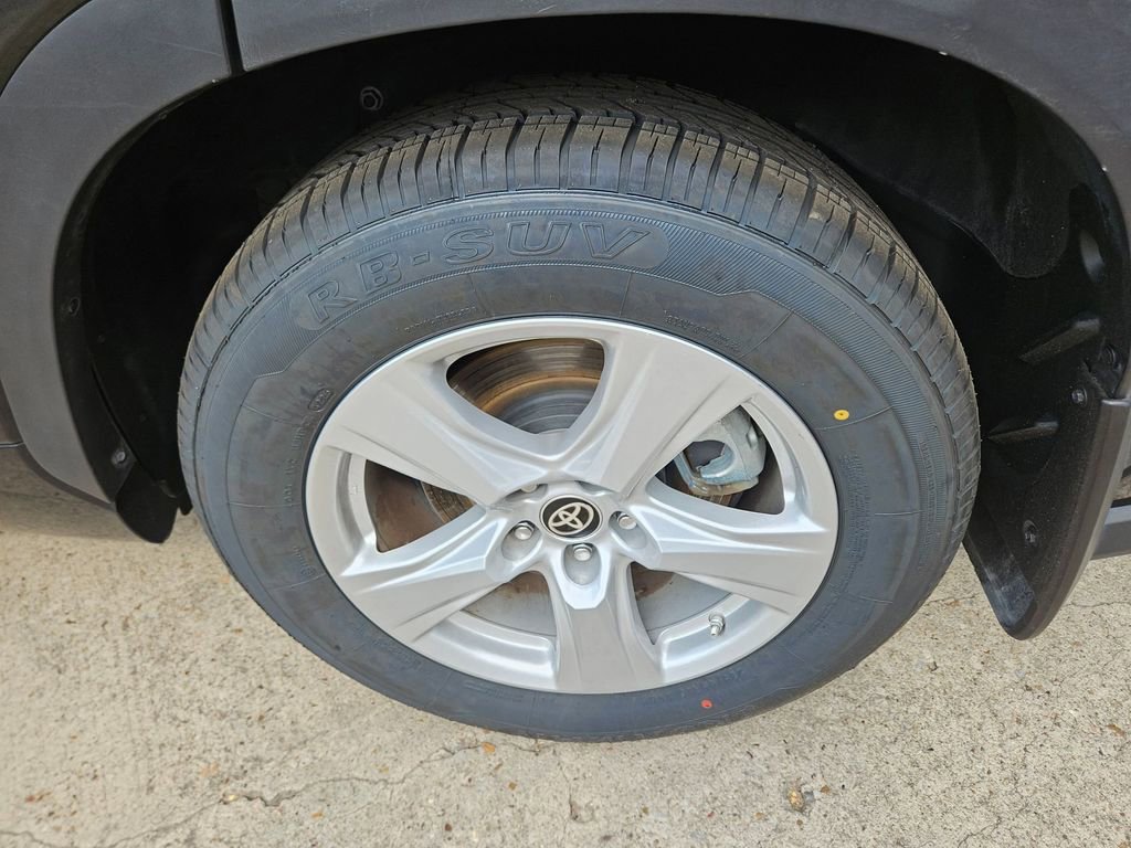 Used 2024 Toyota Highlander LE image 25