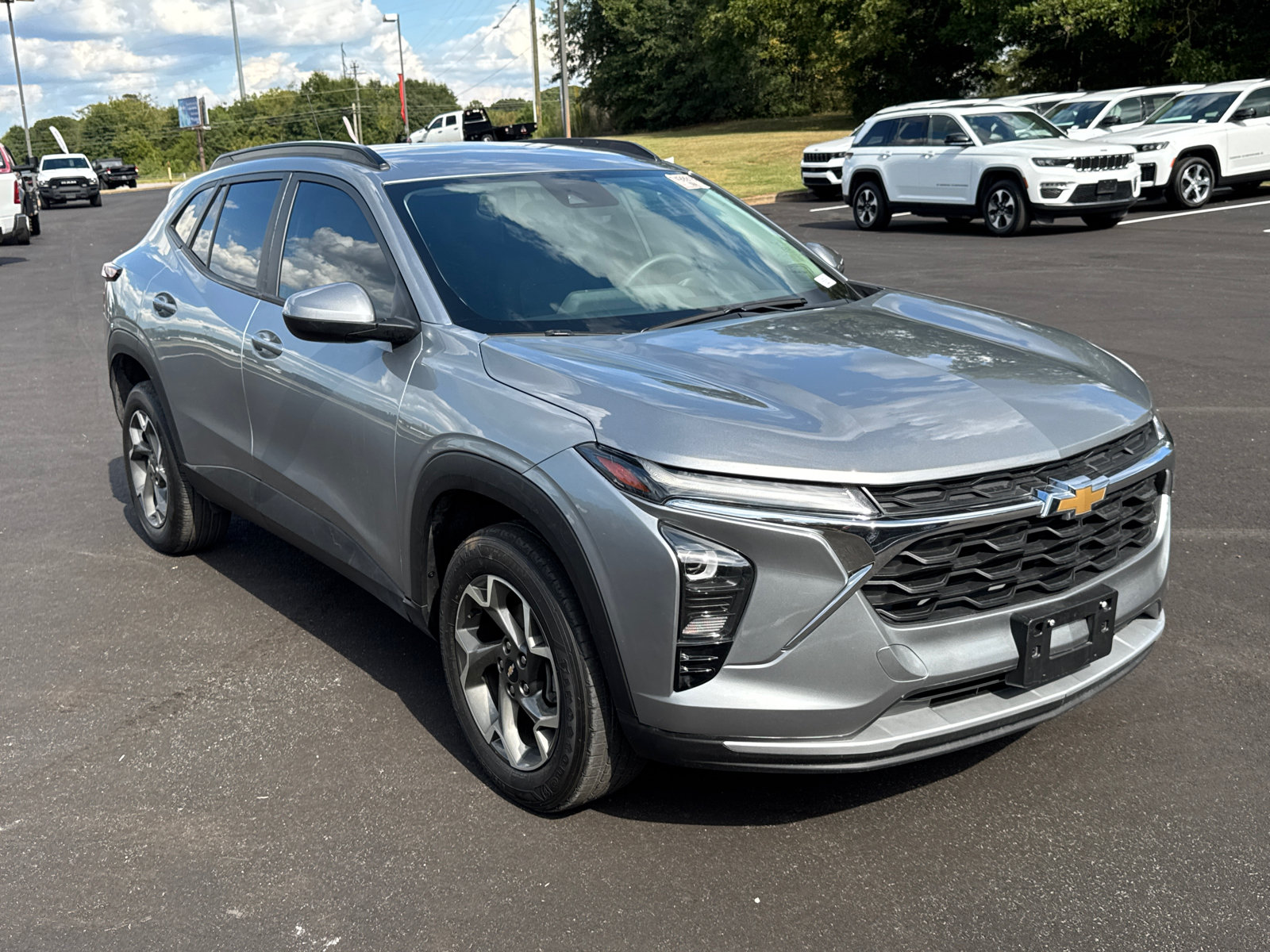 Used 2025 Chevrolet Trax LT FWD image 3