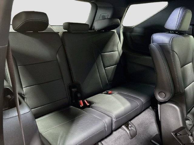 New 2027 Chevrolet Traverse LT w/ LPO, Floor Liner Package AWD/4WD image 24