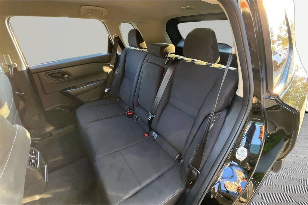 Used 2024 Nissan Rogue S AWD/4WD image 18