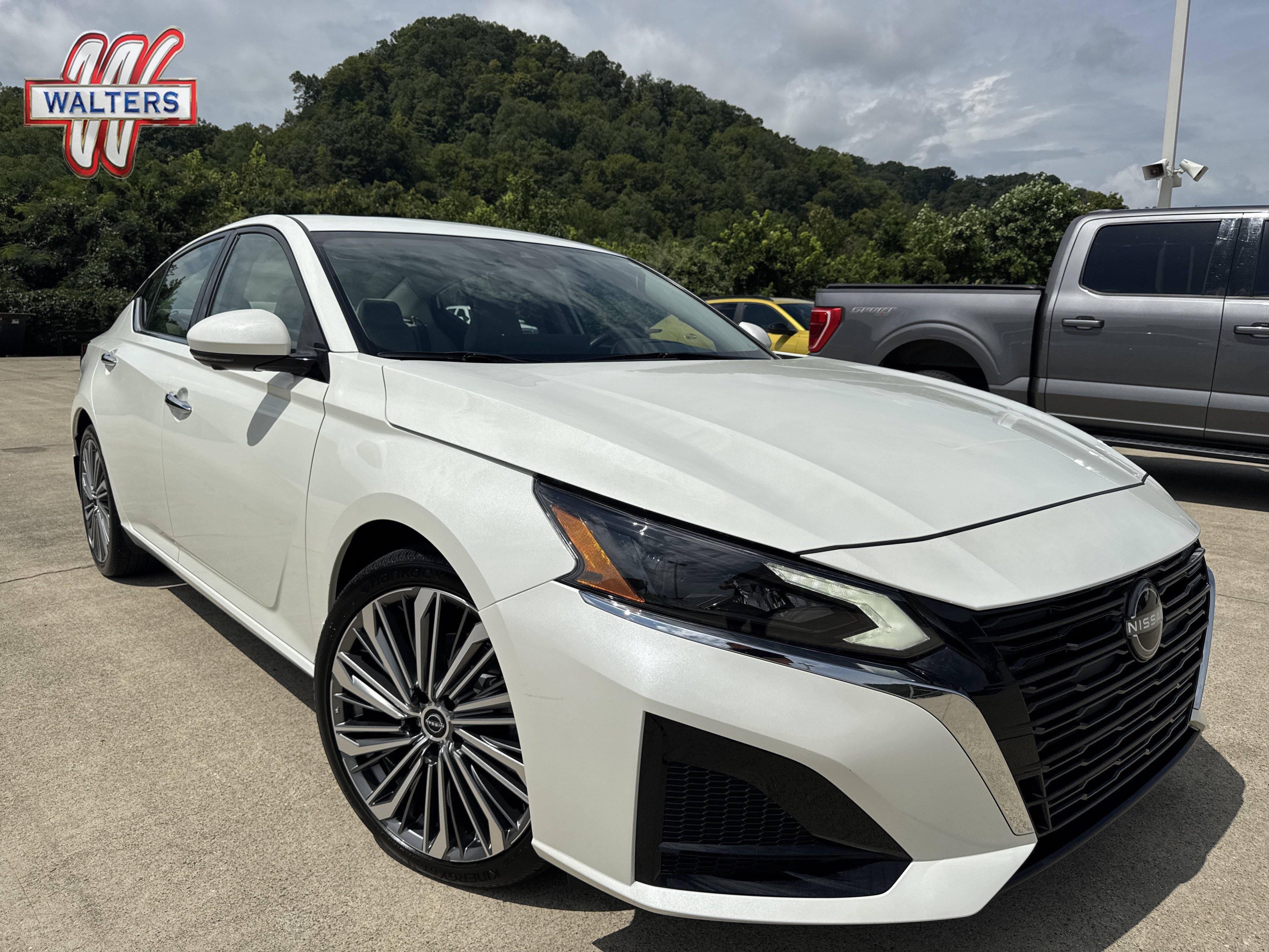 Used 2023 Nissan Altima 2.5 SL FWD image 1
