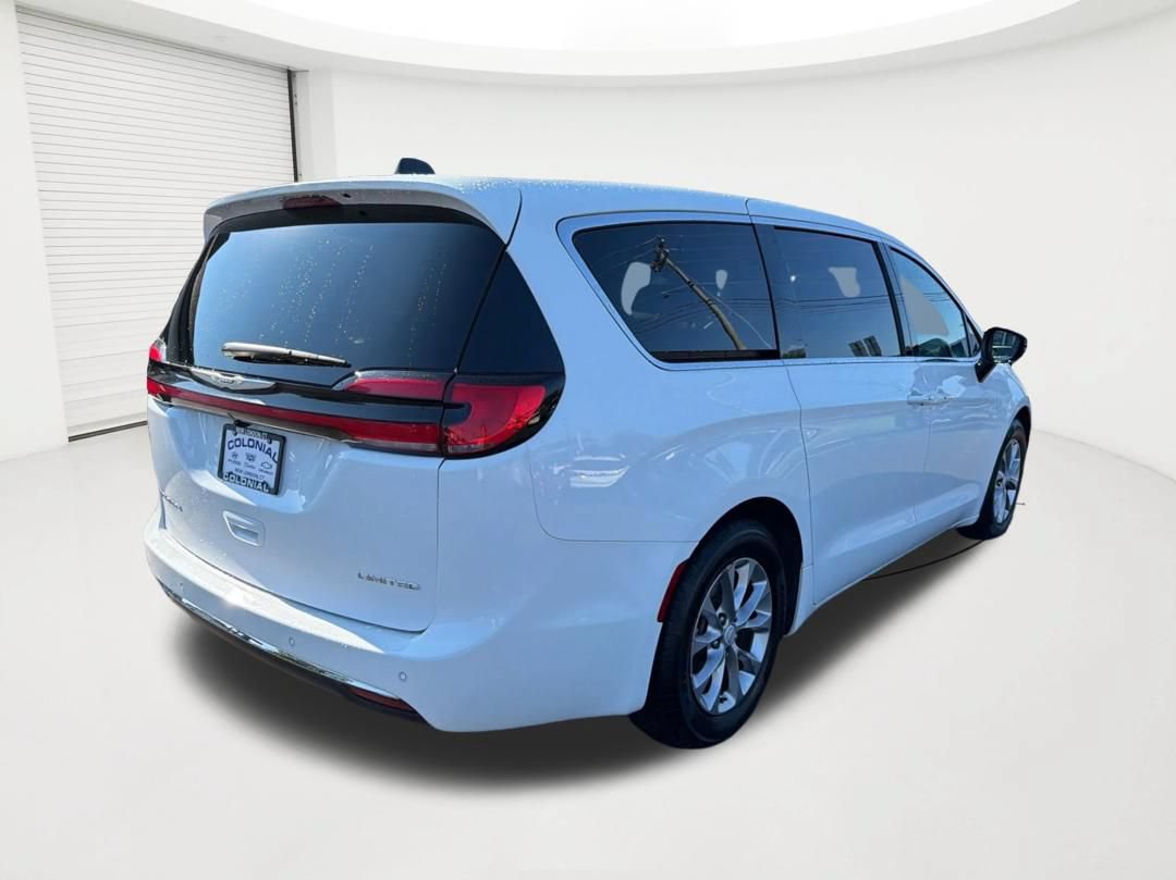 Used 2026 Chrysler Pacifica Limited FWD image 5