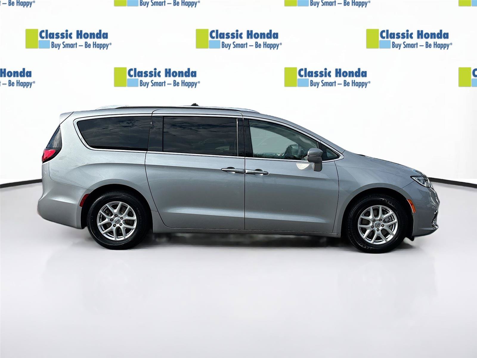 Used 2021 Chrysler Pacifica Touring-L FWD image 9