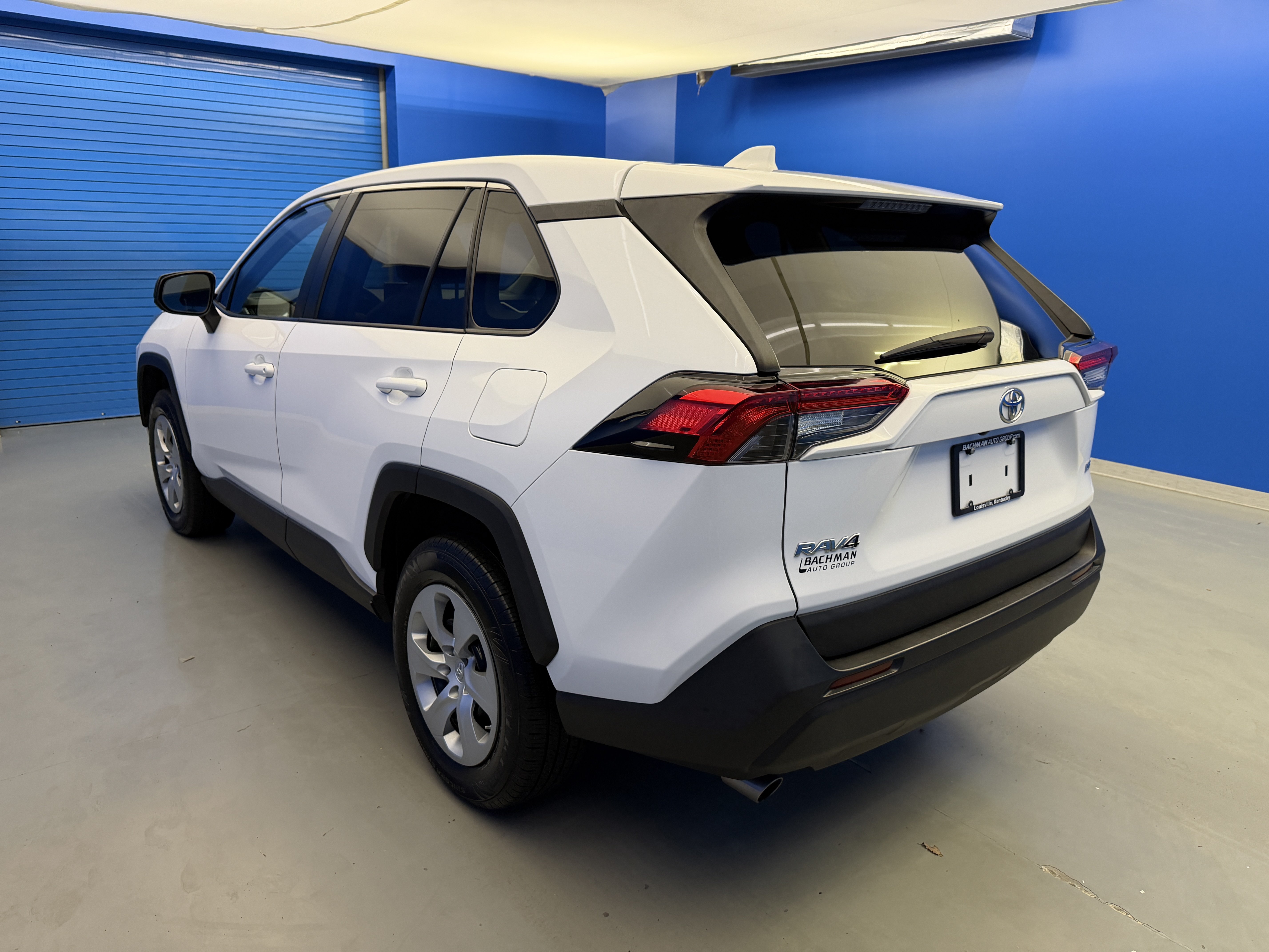 Used 2022 Toyota RAV4 LE FWD image 5