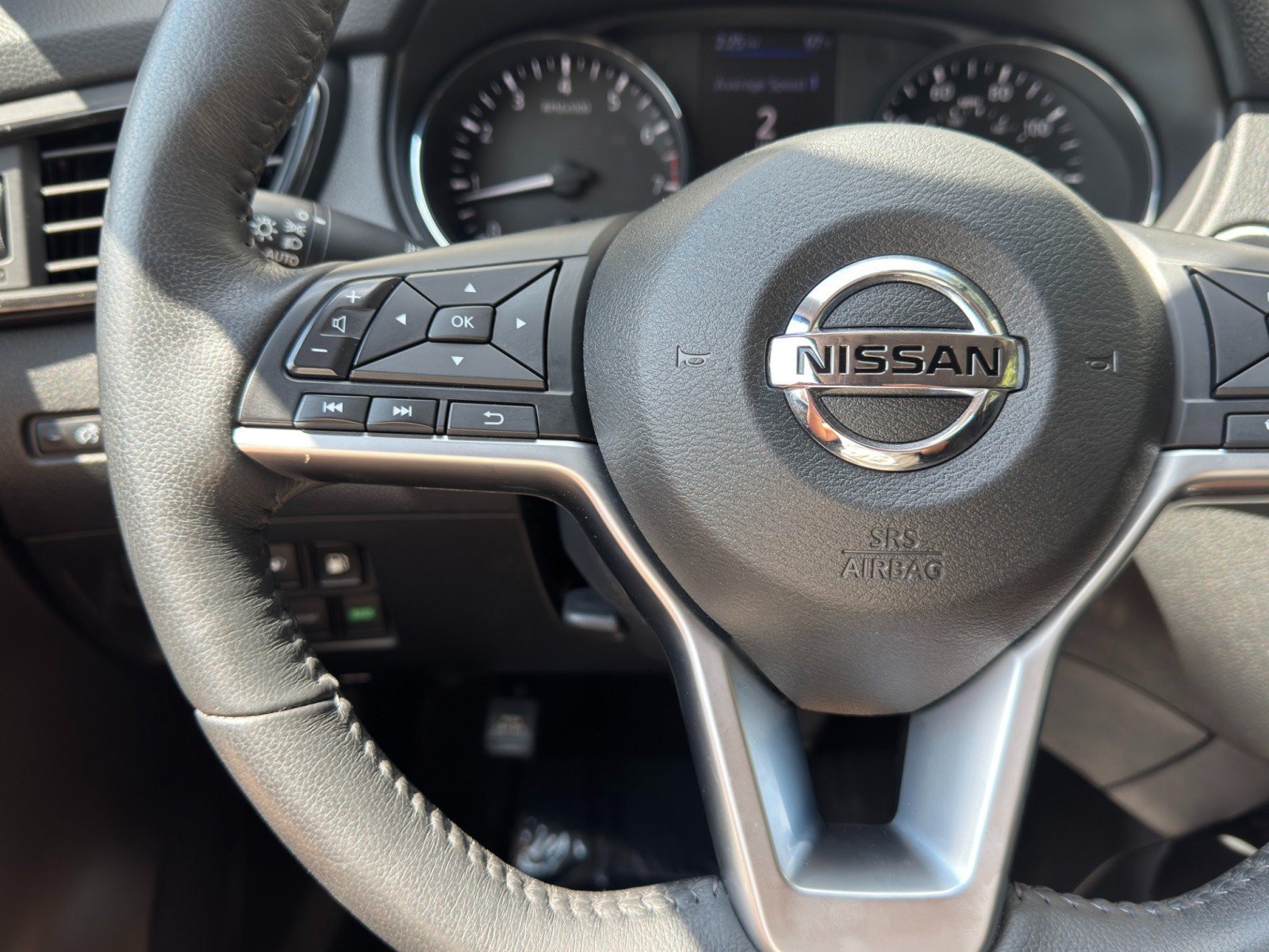Used 2018 Nissan Rogue SV w/ Sun & Sound Touring Package AWD/4WD image 21