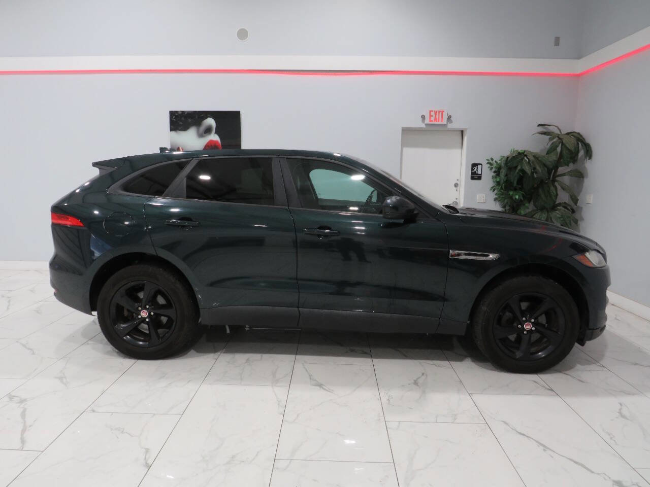 Used 2017 Jaguar F-PACE Premium image 3