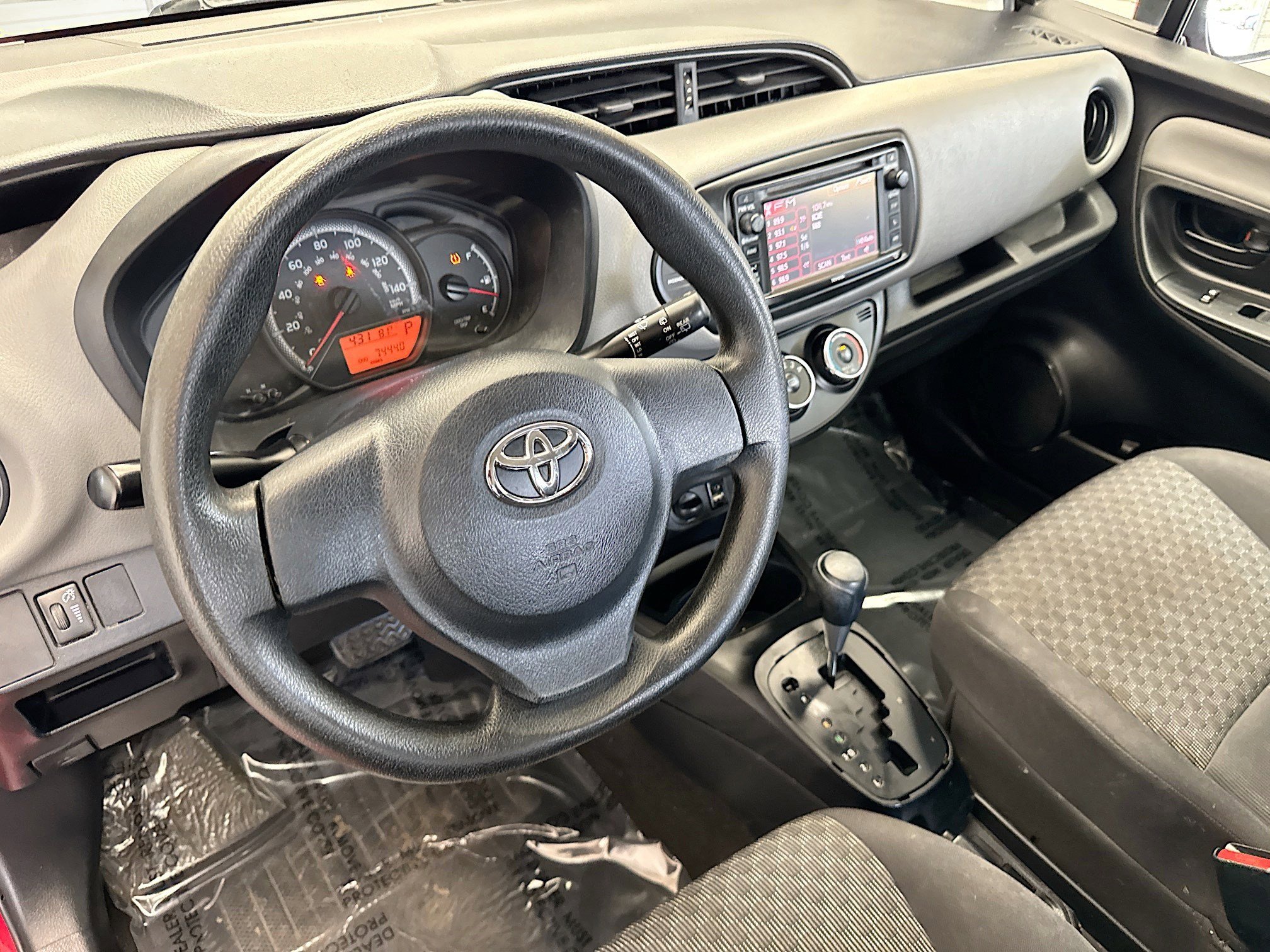 Used 2015 Toyota Yaris L image 7