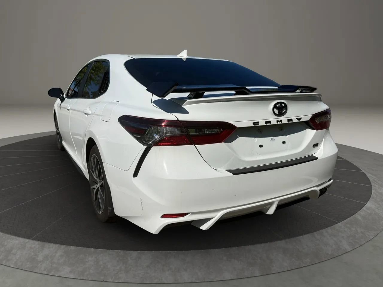 Used 2024 Toyota Camry SE w/ Convenience Package image 18