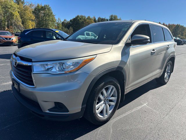 Used 2016 Toyota Highlander LE AWD/4WD image 3