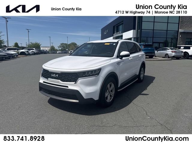 Used 2023 Kia Sorento LX image 1