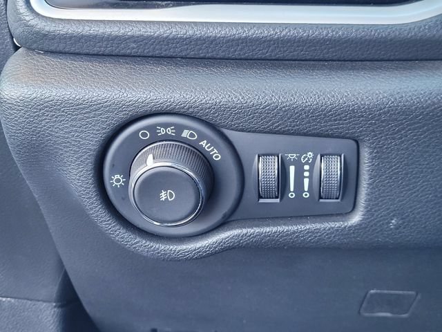 Certified 2024 Chrysler Pacifica Limited FWD image 13