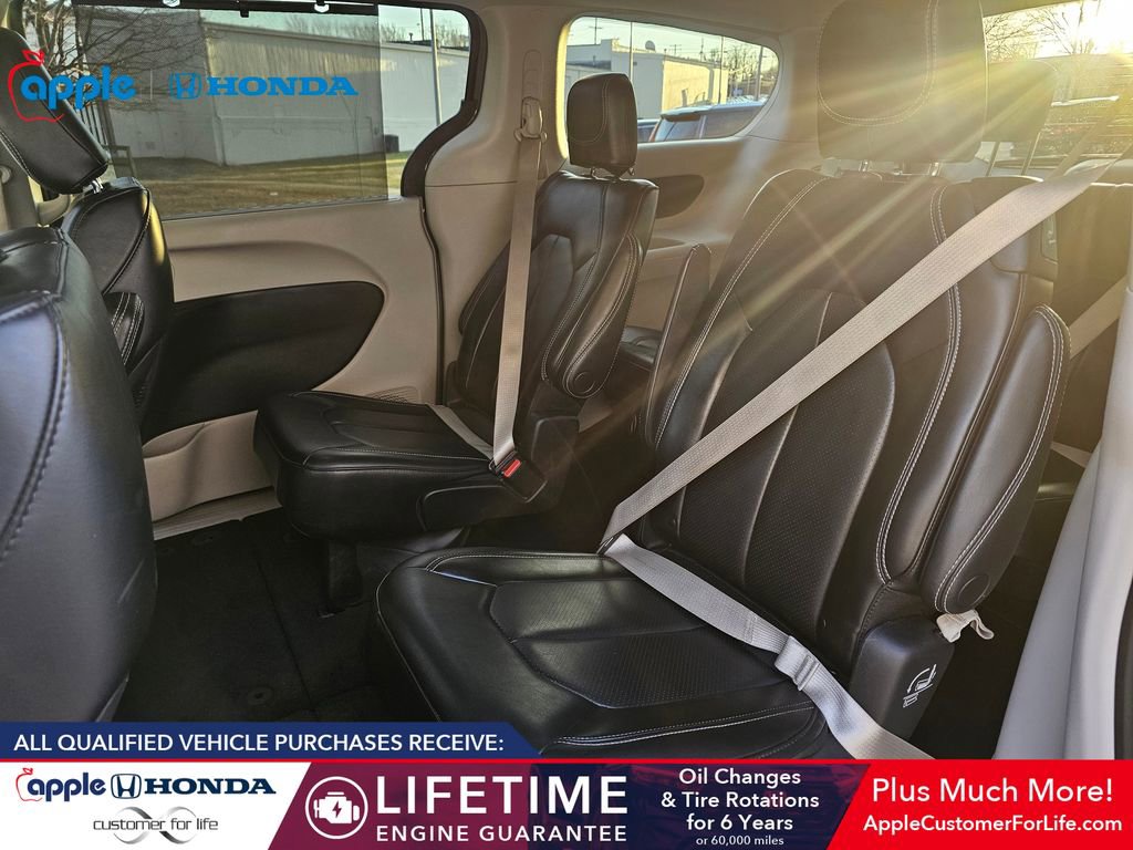 Used 2023 Chrysler Pacifica Touring-L image 19