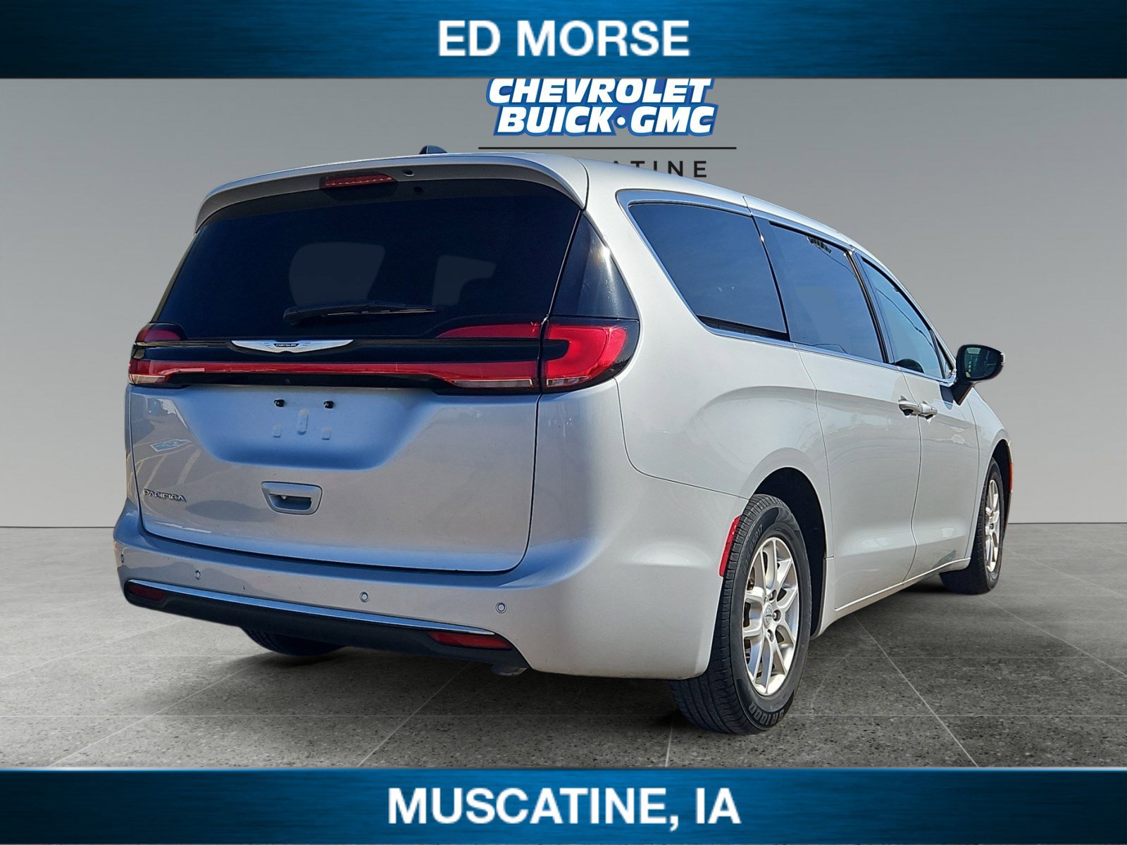 Used 2023 Chrysler Pacifica Touring-L FWD image 5