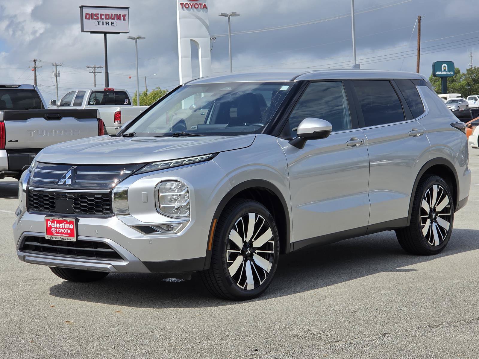 Used 2025 Mitsubishi Outlander SE AWD/4WD image 3