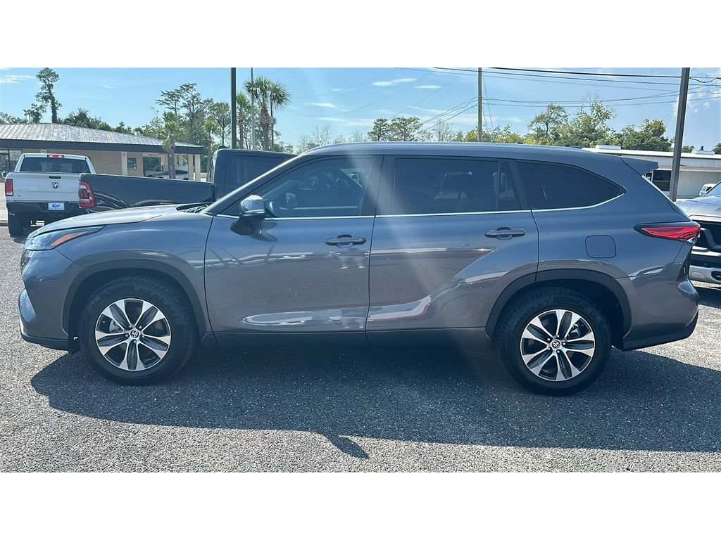 Used 2023 Toyota Highlander XLE FWD image 3