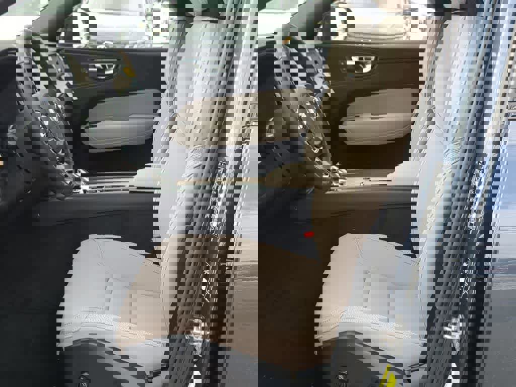 New 2026 Volvo XC60 B5 Plus w/ Protection Package Premier image 15