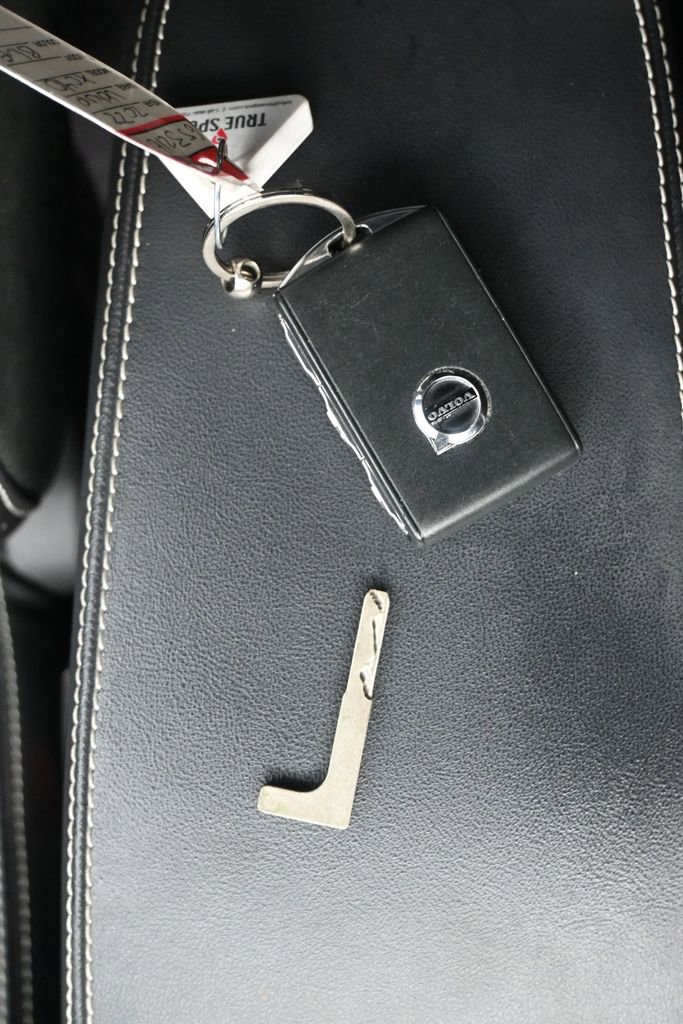 Used 2022 Volvo XC40 P8 Recharge Plus AWD/4WD image 17