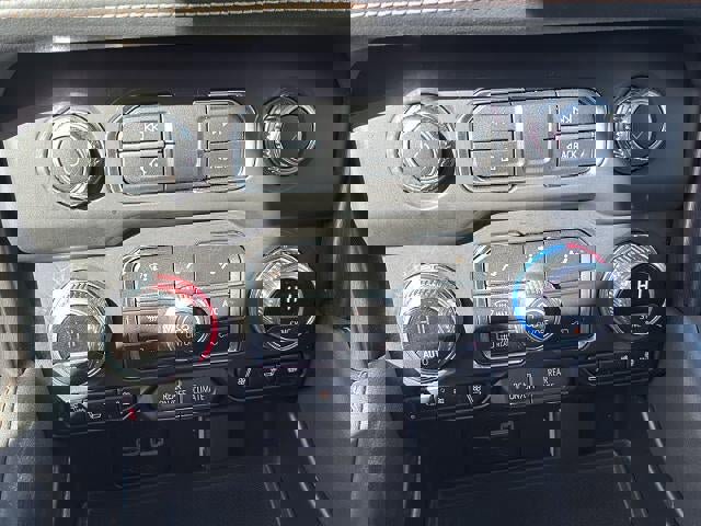 Used 2024 GMC Yukon AT4 w/ Technology Package image 33