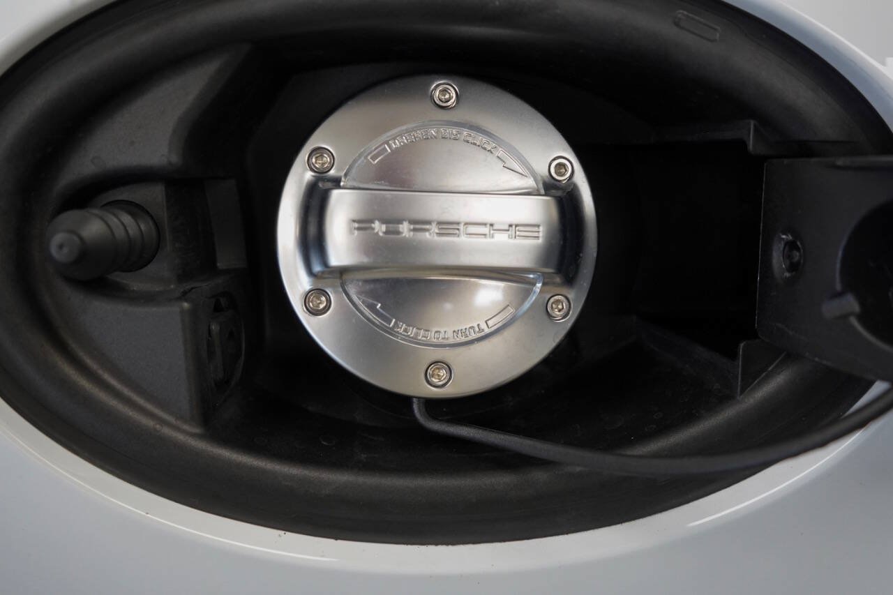 Used 2020 Porsche 718 Boxster Spyder RWD image 28