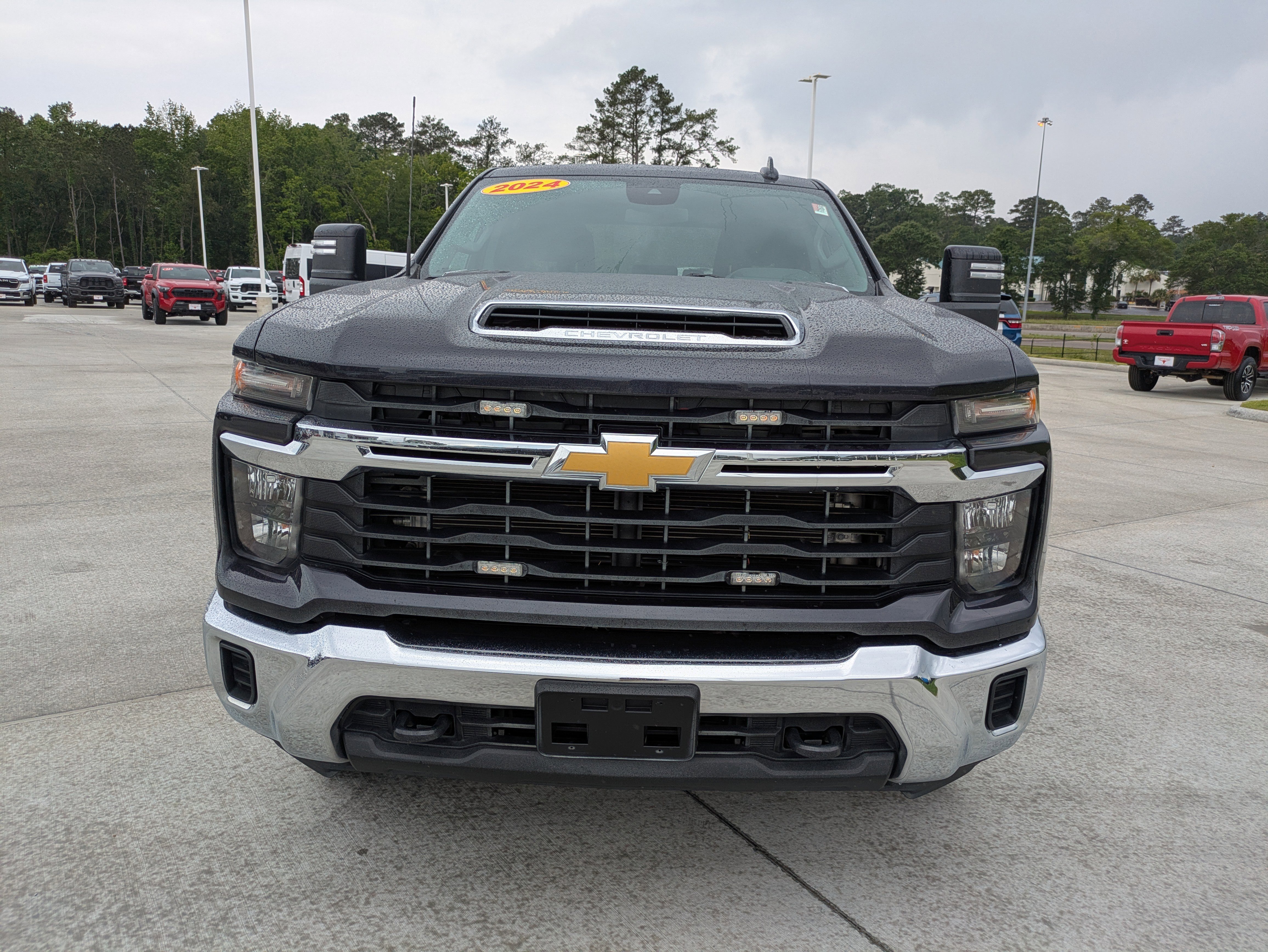 Used 2024 Chevrolet Silverado 2500 LT image 2