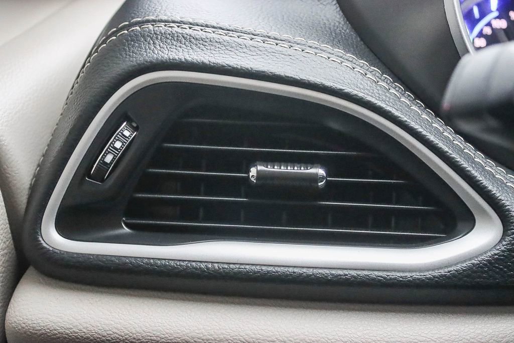 Used 2024 Chrysler Pacifica Select image 49