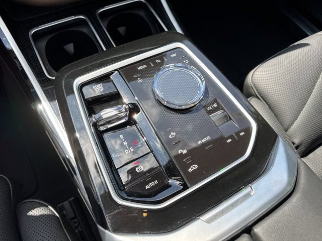 Used 2025 BMW 740i xDrive AWD/4WD image 17